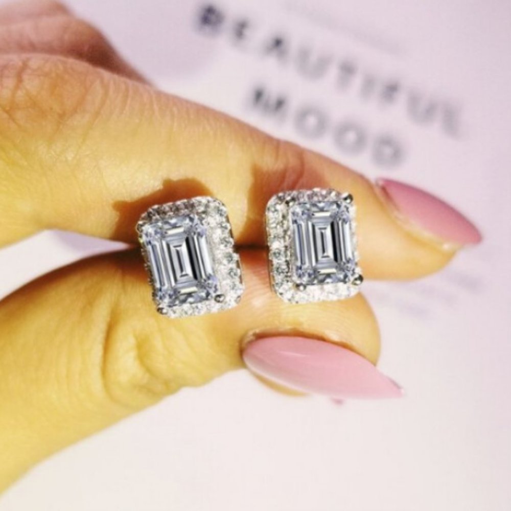 New 18K White Gold Diamond Halo Stud Earrings - Picture 4 of 4